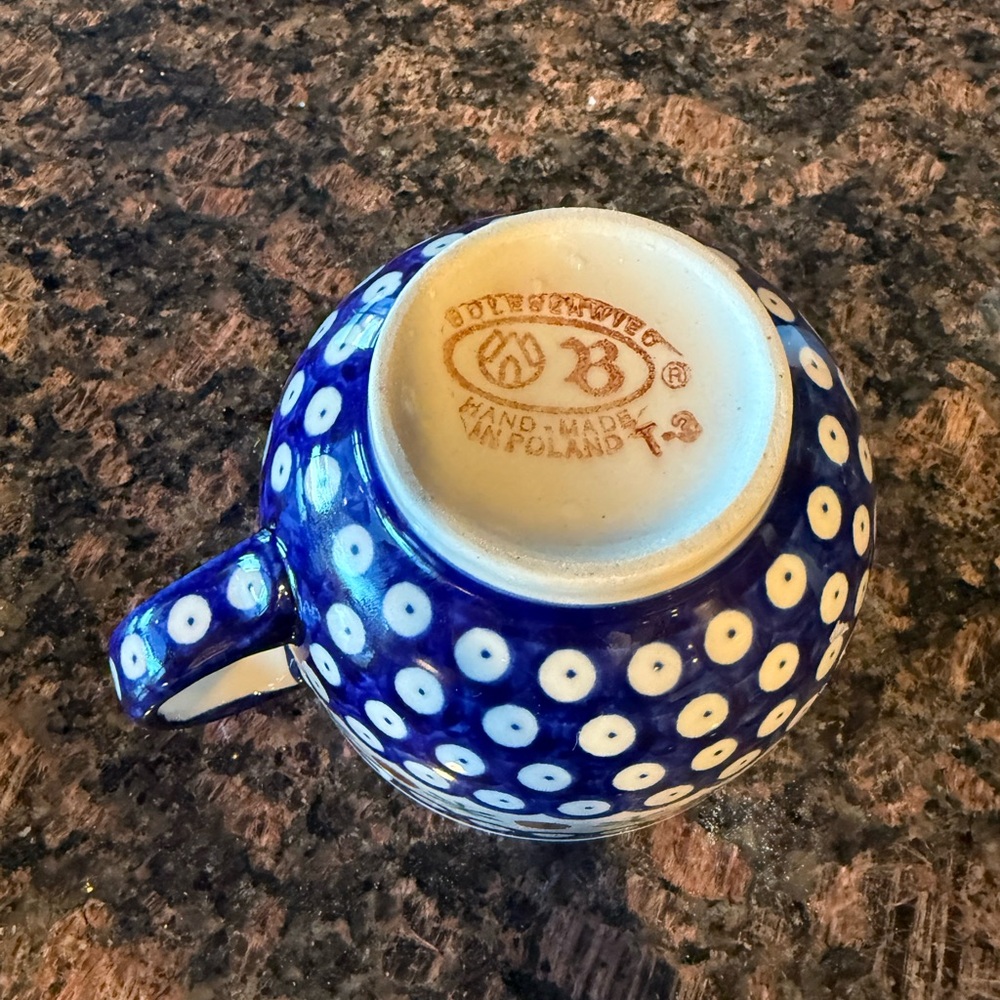 This is a Bolesławiec Polish pottery cup in the "Mosquito" pattern - Picture 3 of 4